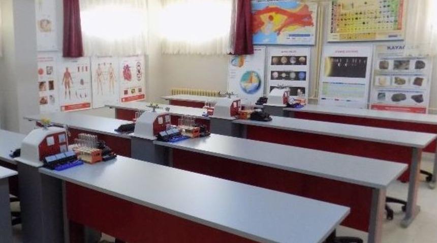 Hayırsever İş Adamından Memleketine Fen Laboratuvarı Desteği