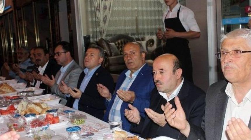 Milletvekili &Ccedil;elik, Taşk&ouml;pr&uuml;&rsquo;de Mahalle İftarına Katıldı