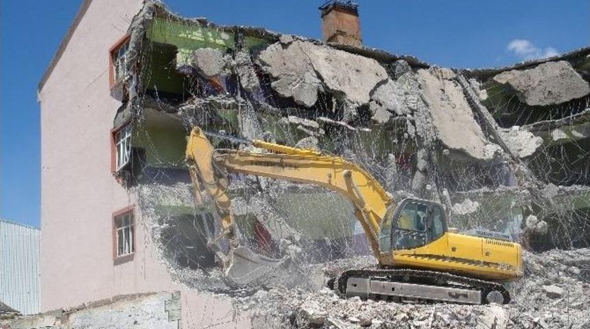 Y&uuml;ksekova&rsquo;daki Hasar G&ouml;ren Okullarda Yıkım Devam Ediyor