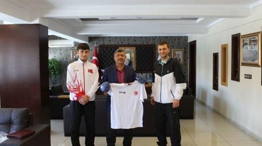 Başkan Akdoğan, D&uuml;nya &Uuml;&ccedil;&uuml;nc&uuml;s&uuml; Milli Sporcuyu Altınla &Ouml;d&uuml;llendirdi