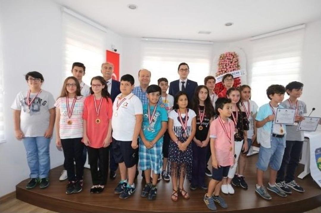 Efeler&rsquo;de Matematik Dahileri &Ouml;d&uuml;llendirildi