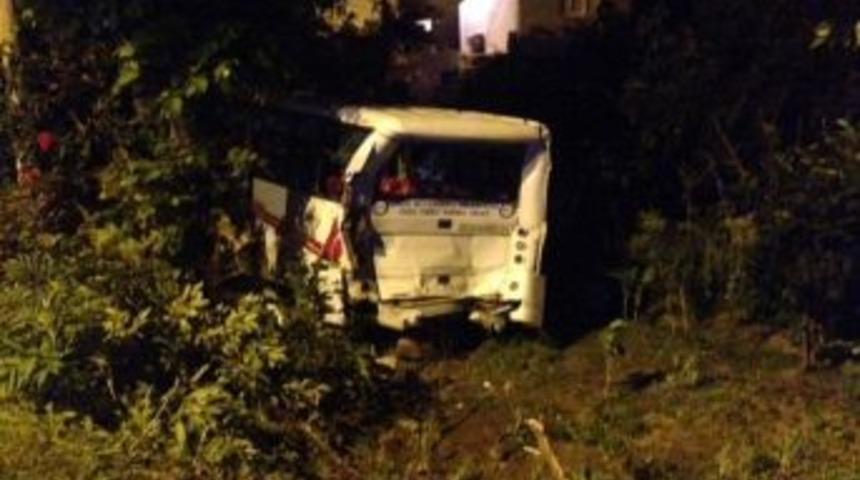 Tır Dolmuşa &Ccedil;arptı: 1 Yaralı
