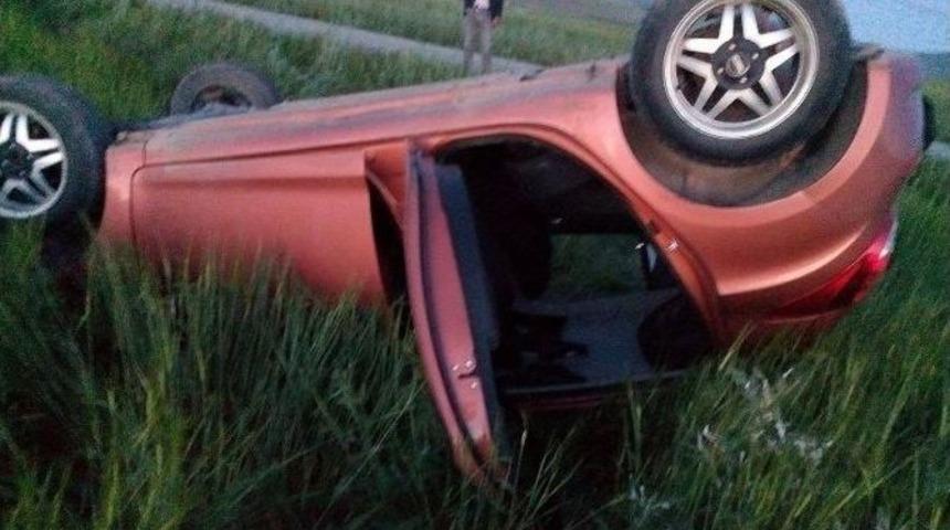 Horasan&rsquo;da Yoldan &Ccedil;ıkan Otomobil Takla Attı