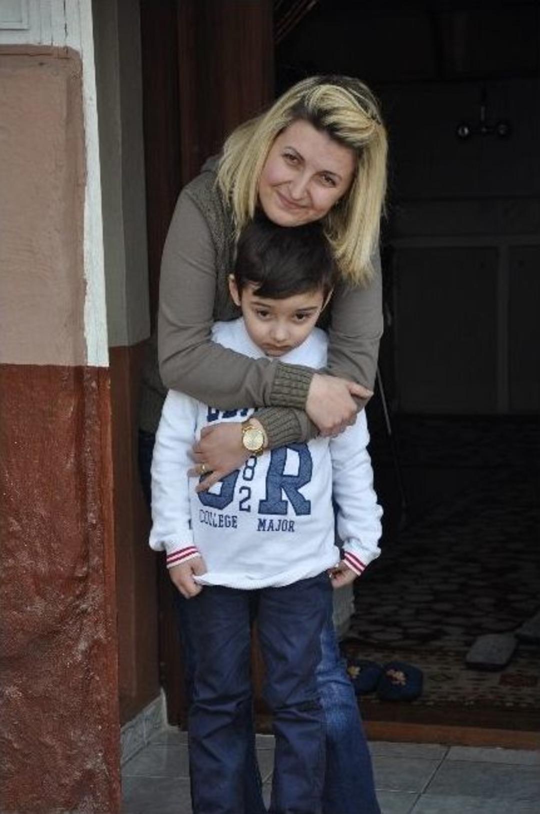 Yaşıtları Kitap Defter Taşırken, O Sırtındaki &Ccedil;antada Beslenme Cihazını Taşıyor