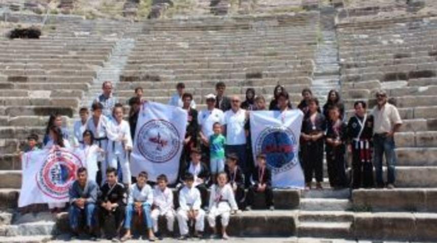 Hapkidocular Antik Tiyatroyu Gezdi