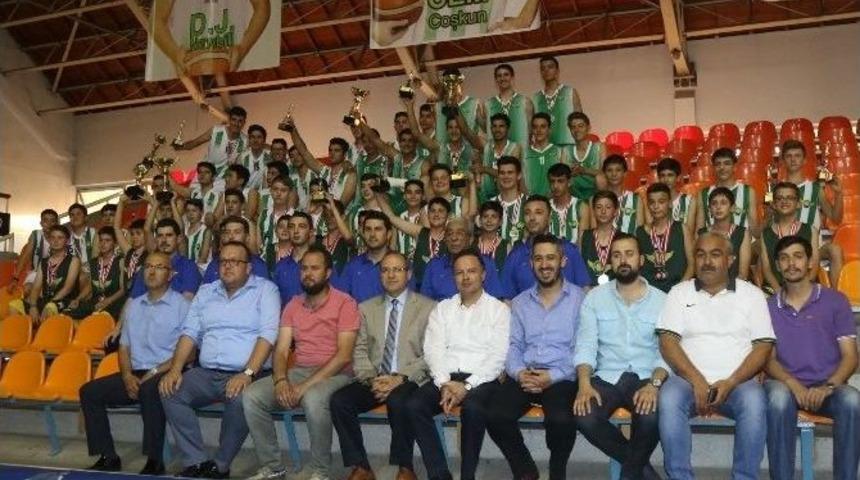 Manisa B&ouml;lgesi Basketbol Takımları &Ouml;d&uuml;llerini Aldı