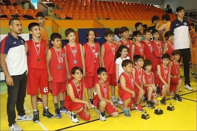 Manisa Bölgesi Basketbol Takımları Ödüllerini Aldı