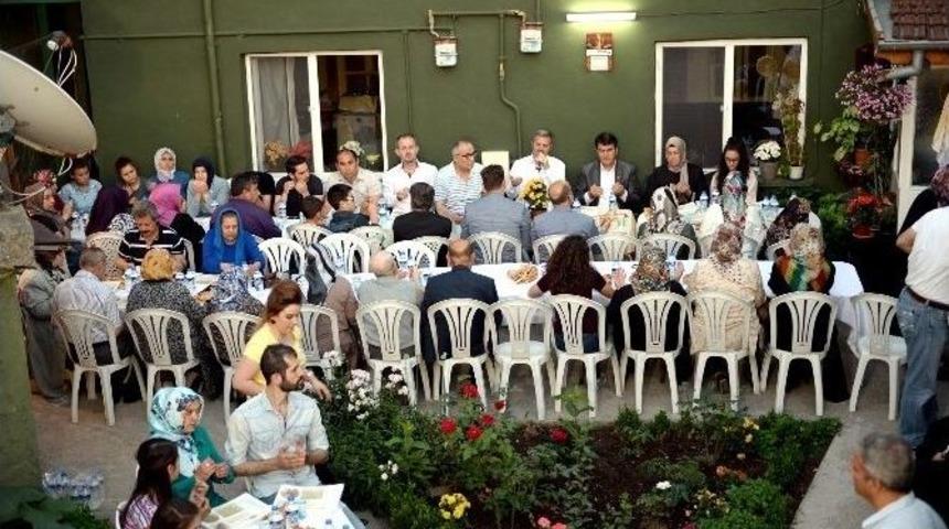 Başkan D&uuml;ndar, İftarını Vatandaşlarla A&ccedil;tı