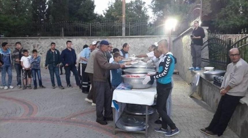 S&ouml;ğ&uuml;t&rsquo;te Geleneksel İftar &Ccedil;adırı Kurtuldu