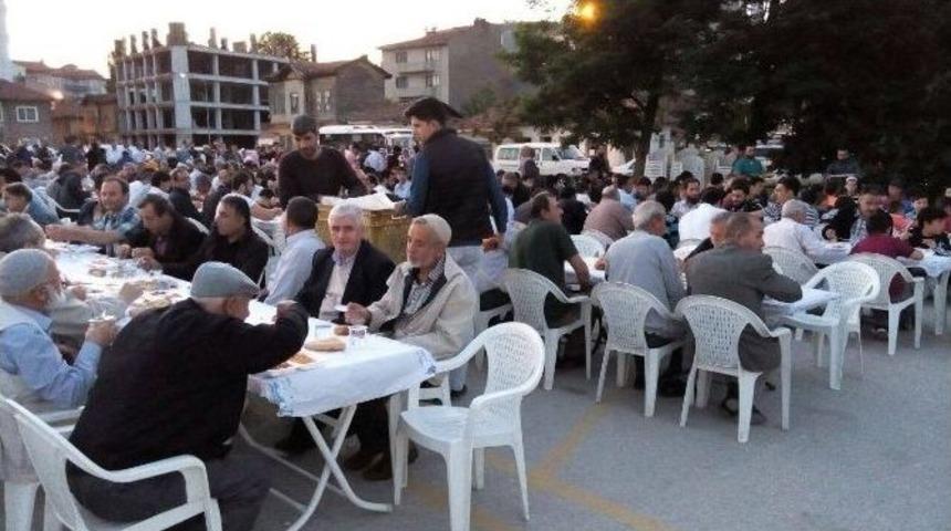 Boz&uuml;y&uuml;k Semerkand Vakfı&rsquo;ndan Geleneksel İftar Yemeği
