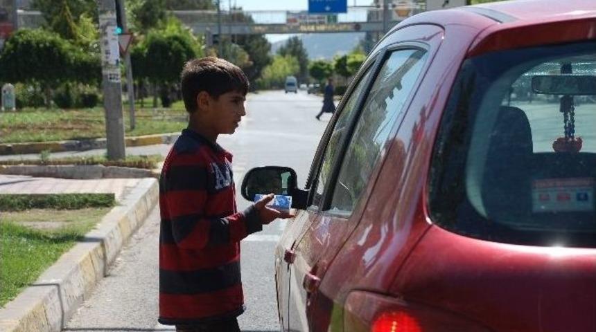 Canlarını Hi&ccedil;e Sayarak Mendil Satmaya &Ccedil;alışıyorlar
