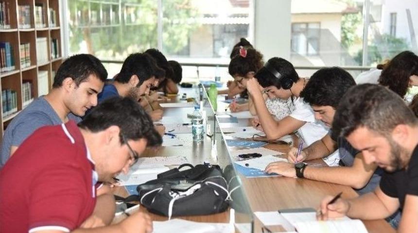 Gençler Üniversite Sınavlarına Kütüphanede Hazırlanıyor