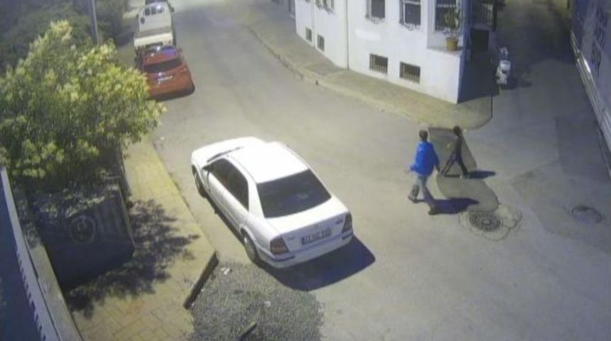 Yaşı K&uuml;&ccedil;&uuml;k Motor Hırsızları G&uuml;venlik Kamerasına Yakalandı