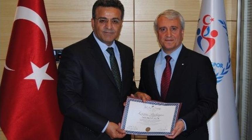 M&uuml;steşar, Diplomasını Rekt&ouml;r G&uuml;ndoğan&rsquo;ın Elinden Aldı