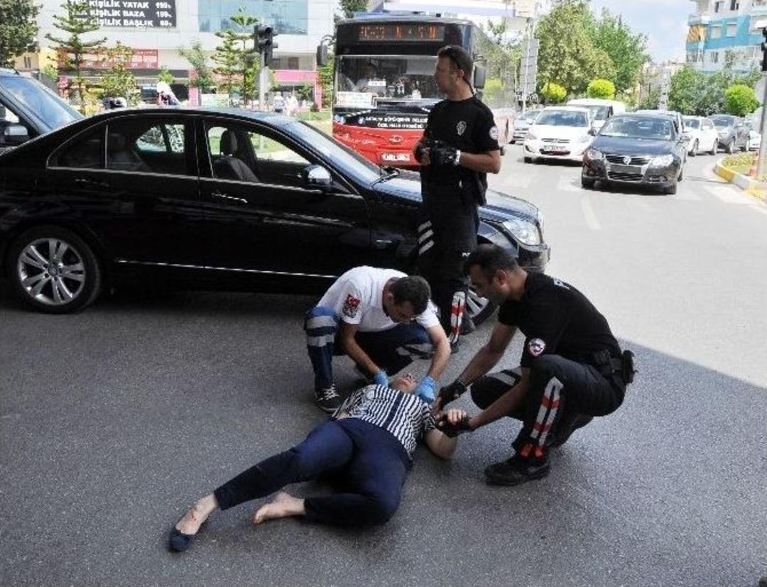 Kasksız Motosiklet S&uuml;r&uuml;c&uuml;s&uuml; Ve Yolcu &Ouml;l&uuml;mden D&ouml;nd&uuml;