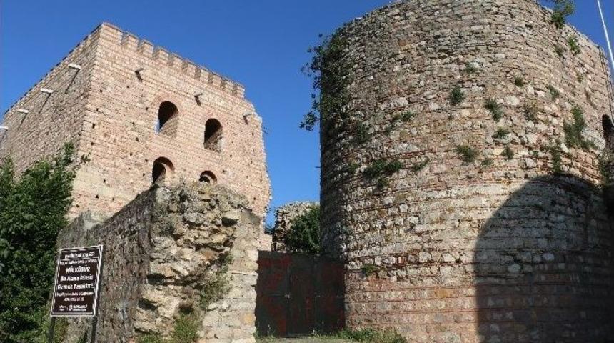 Tarihi Kalenin &Uuml;st&uuml;ne Sprey Boya İle Yazı Yazdılar