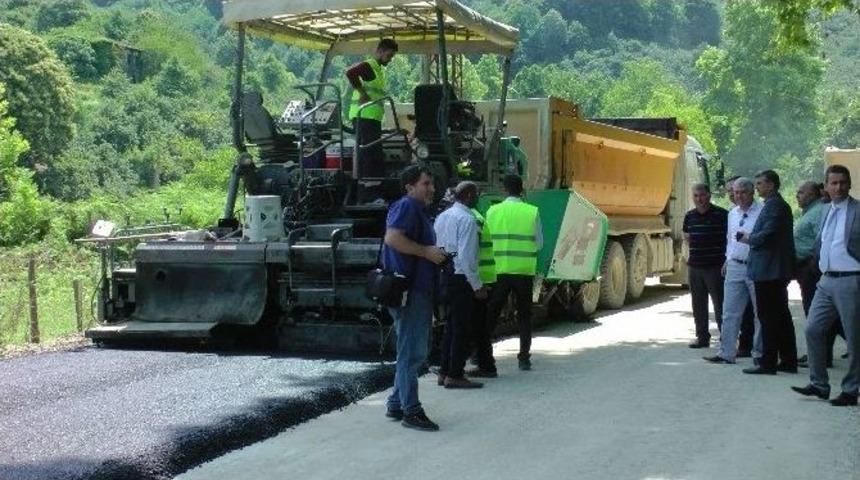 Ak&ccedil;akoca&rsquo;da K&ouml;y Yollarına Sıcak Asfalt