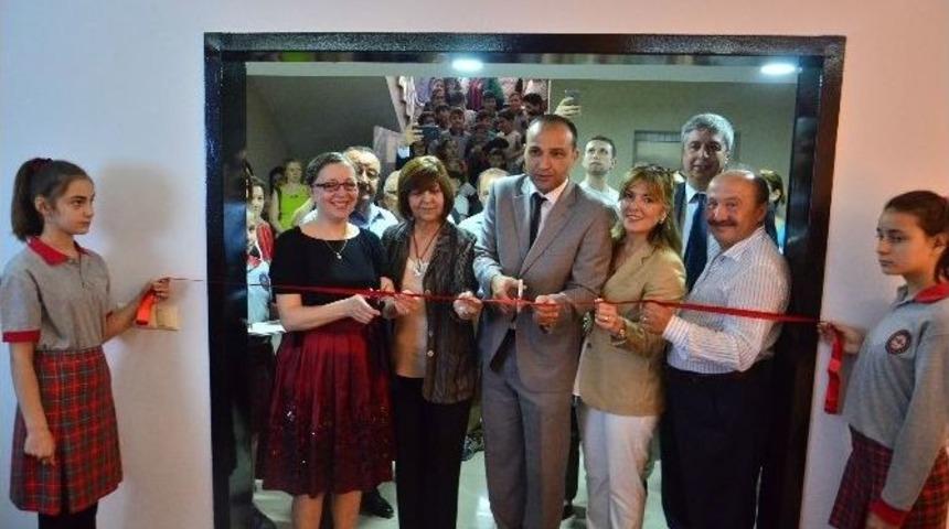 Emekli &Ouml;ğretmenin Adı Konferans Salonunda Yaşayacak