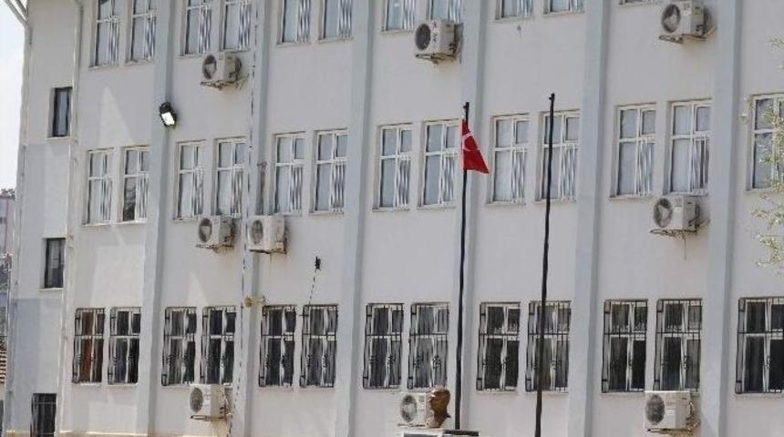 Yakılan Bayrakların Yerine Yenisi Asıldı