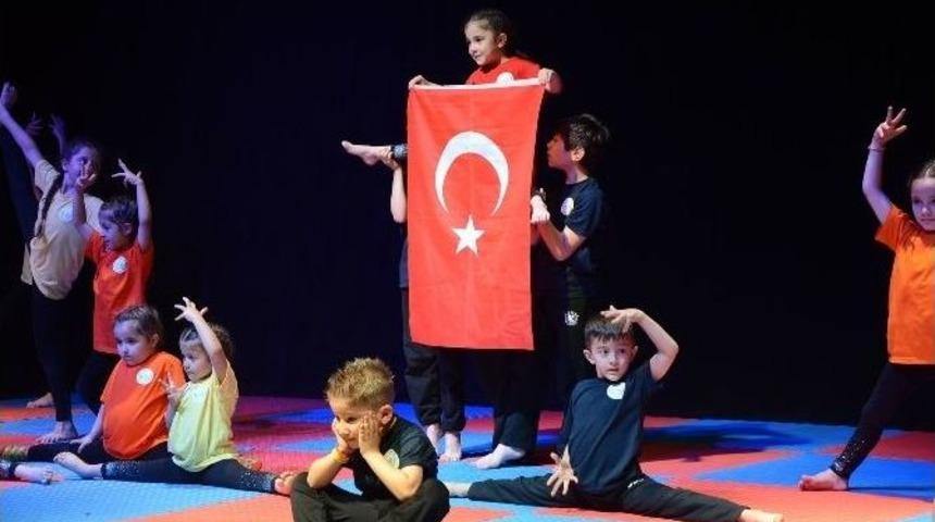 Miniklerin Cimnastik G&ouml;sterileri İzleyenleri B&uuml;y&uuml;ledi