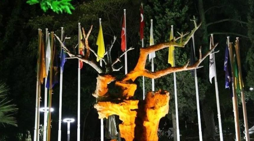 Şehitler Parkı&rsquo;nın Gecesi Ayrı G&uuml;nd&uuml;z&uuml; Ayrı G&uuml;zel