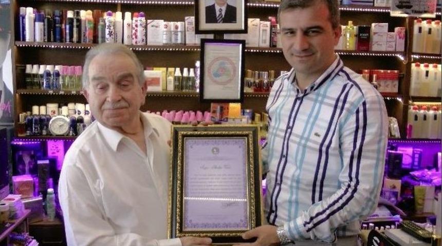 D&uuml;zce&rsquo;de Yılın Ahisi Se&ccedil;ilen Esnafa Yemenici&rsquo;den Plaket