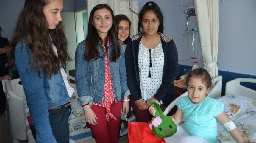 &Ouml;ğrenciler &Ccedil;ocukları Sevindirdi