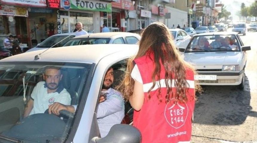 Şanlıurfa&rsquo;da &Ccedil;ocuk İş&ccedil;iliğine Dikkat &Ccedil;ekmek İ&ccedil;in Hurma Dağıtıldı