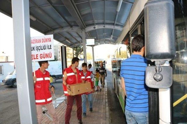 Şanlıurfa’da Çocuk İşçiliğine Dikkat Çekmek İçin Hurma Dağıtıldı