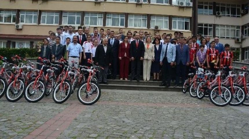 Başarılı Olan Sporculara &Ouml;d&uuml;lleri Verildi