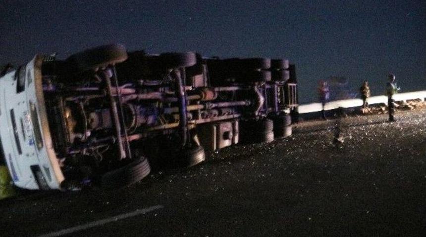 Briket Y&uuml;kl&uuml; Kamyon "&ouml;l&uuml;m Virajı"nda Devrildi