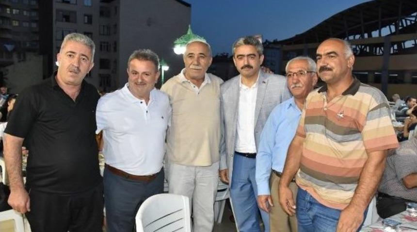 Başkan Alıcık, İftarını Esnafla Birlikte Yaptı