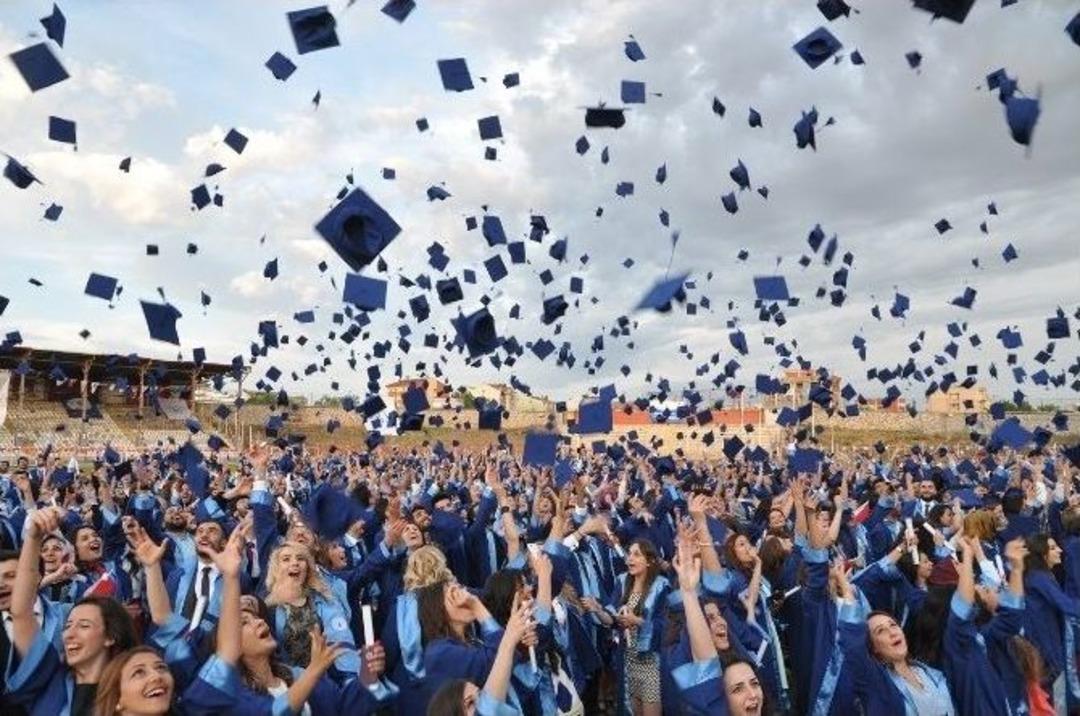 Bandırma Onyedi Eyl&uuml;l &Uuml;niversitesi İlk Mezunlarını Verdi