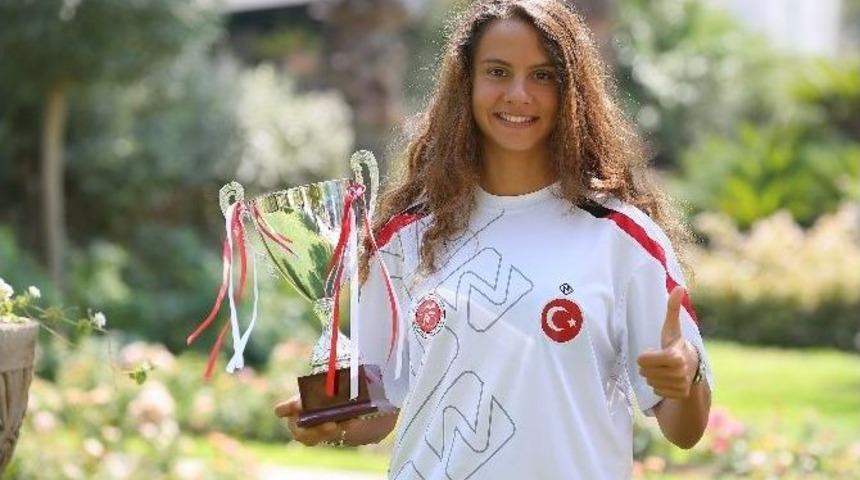 İzmirli İpek Balkan Şampiyonu