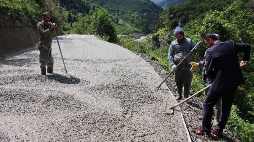 Trabzon&rsquo;un En B&uuml;y&uuml;k Yol Ağına Sahip İl&ccedil;esi Ma&ccedil;ka&rsquo;da Yol Betonlama &Ccedil;alışmaları S&uuml;r&uuml;yor