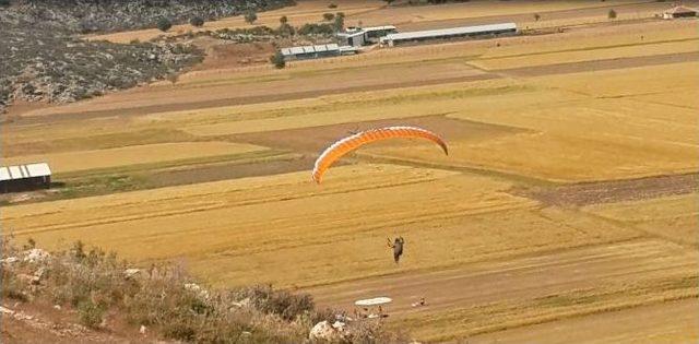 Koruma Altındaki Kızıl Şahinler Paraşütçülere Dadandı