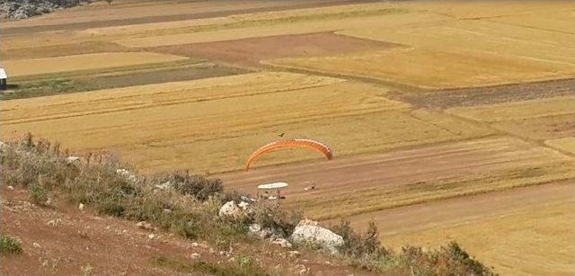 Koruma Altındaki Kızıl Şahinler Paraşütçülere Dadandı