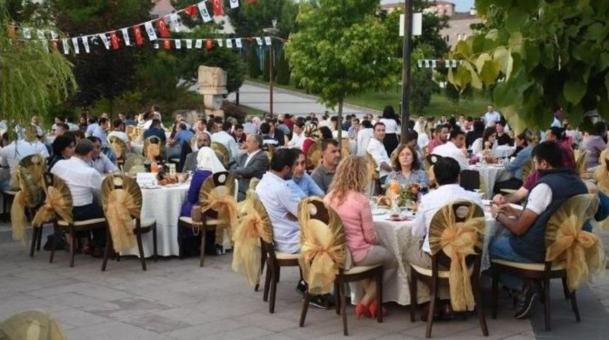D&uuml;zce &Uuml;niversitesi Rekt&ouml;r&uuml;nden İftar Daveti