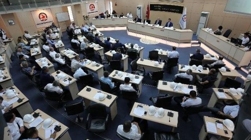 İş Sağlığı Ve G&uuml;venliğine Baret Takarak Dikkat &Ccedil;ektiler