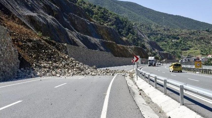 G&uuml;m&uuml;şhane-trabzon Karayolunda Heyelan