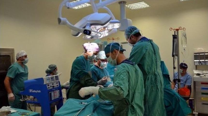 &Uuml;niversite Hastanesinde Aynı Anda İki Karaciğer Nakli Yapıldı