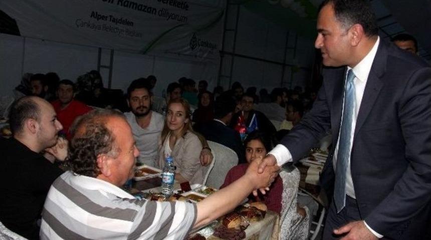 &Ccedil;ankaya Belediye Başkanı Alper Taşdelen Vatandaşlarla İftarda Buluştu