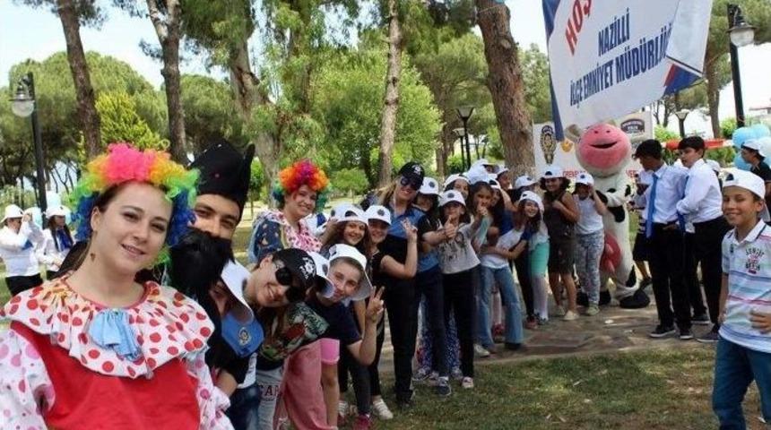 Polican Nazilli&rsquo;de &Ccedil;ocukları Eğlendirdi