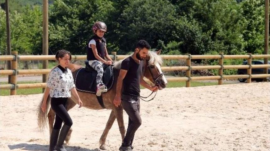 &Uuml;cretsiz Spor Okulu &Ouml;ğrencilerinin At Sevgisi