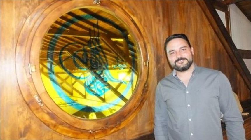 G&ouml;me&ccedil;li İş Adamı B&uuml;rosunu Sergi Salonuna &Ccedil;evirdi