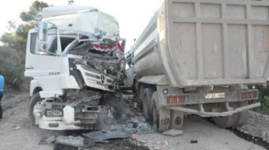 İki Kamyon Kafa Kafaya &Ccedil;arpıştı