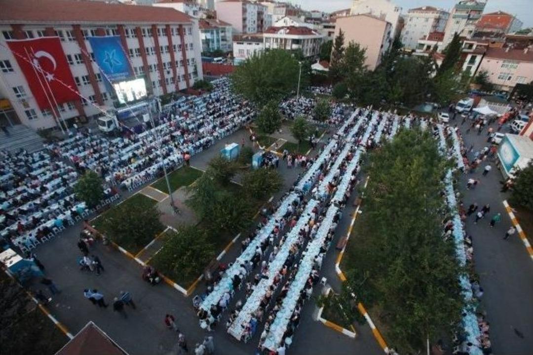 K&uuml;&ccedil;&uuml;k&ccedil;ekmece&rsquo;de İftar Sofraları Mahalleleri Renklendiriyor