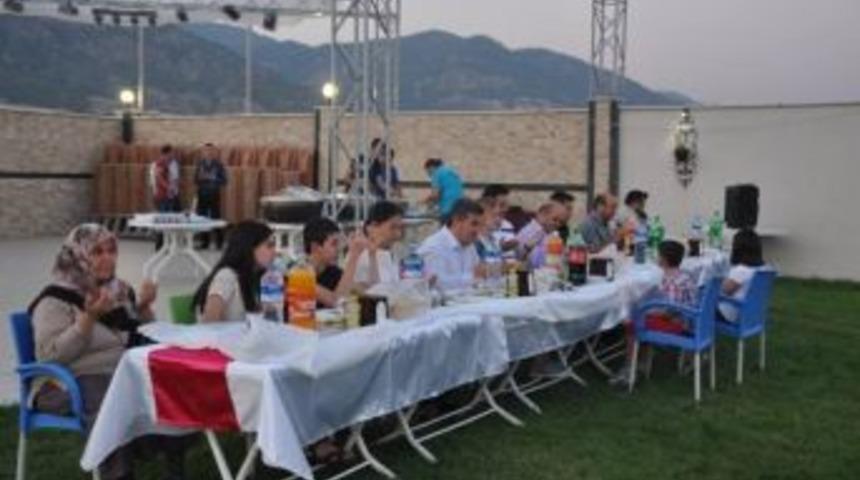 Buharkent &rsquo;bir Tebess&uuml;m Bin Tebess&uuml;m&rsquo; İftarında Buluştu