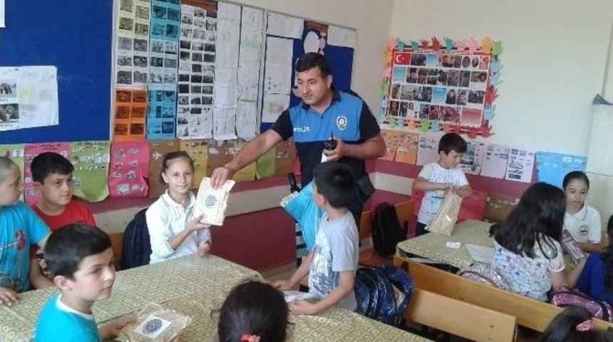 Polisten &Ouml;ğrencilere Karne Hediyesi