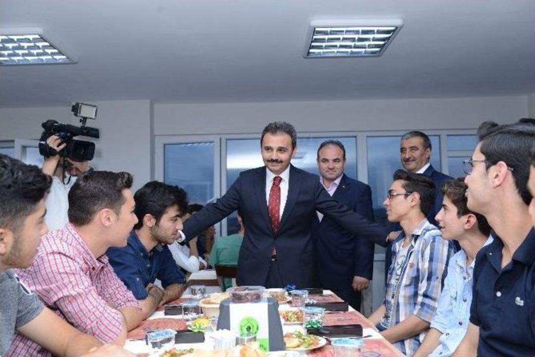 Başkan K&uuml;lc&uuml;&rsquo;den Lys&rsquo;ye Girecek &Ouml;ğrencilere İftar